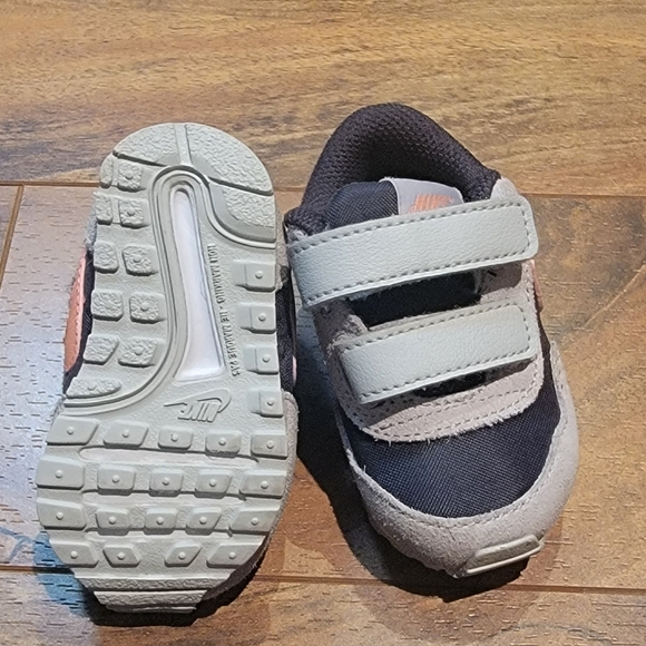 Toddler Nike Valiant Size 2C - Picture 3 of 4